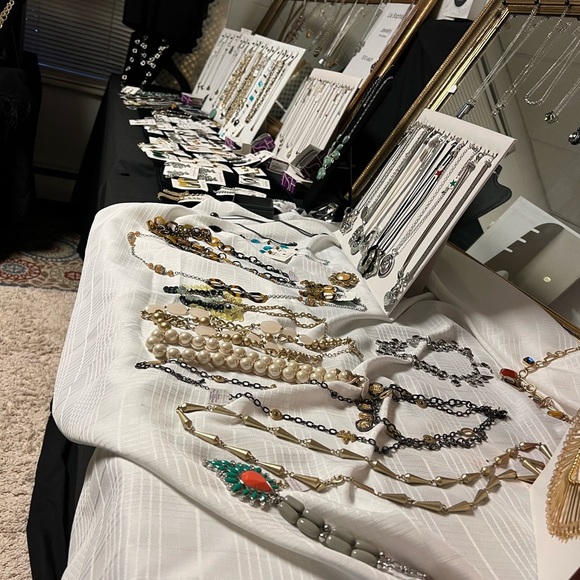 NWT Lia Sophia box 10 NEW pieces total retail $500+ necklaces, bracelets, rings - Picture 10 of 16